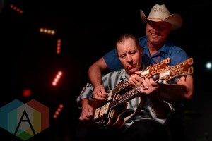 Deke Dickerson w/Reverend Horton Heat. (Photo: Steve Danyleyko/Aesthetic Magazine Toronto)