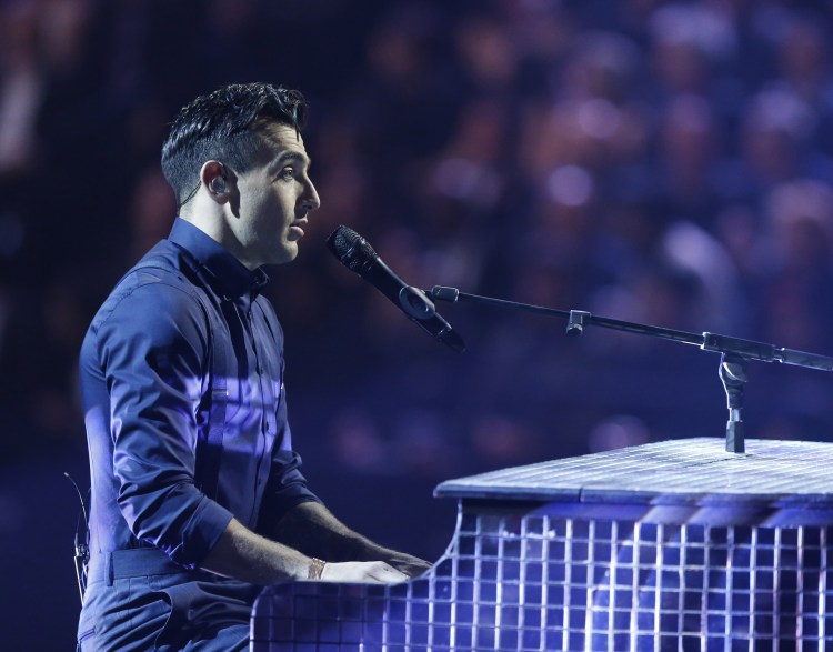 Host Jacob Hoggard performs a parody of "Thank You" during the 2015 JUNO Awards at FirstOntario Centre in Hamilton on March 15, 2015. (Photo: CARAS)