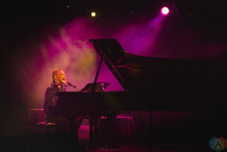 David Gray performs at the Queen Elizabeth Theatre in Toronto on November 22, 2016. (Photo: Adam Horton/Aesthetic Magazine)