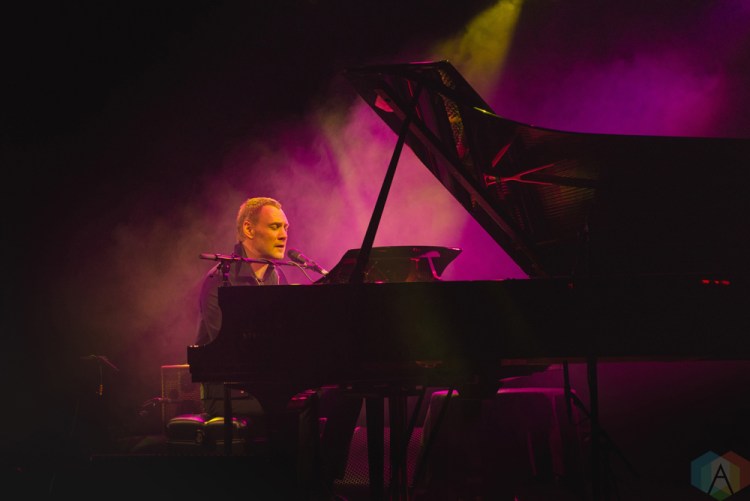David Gray performs at the Queen Elizabeth Theatre in Toronto on November 22, 2016. (Photo: Adam Horton/Aesthetic Magazine)