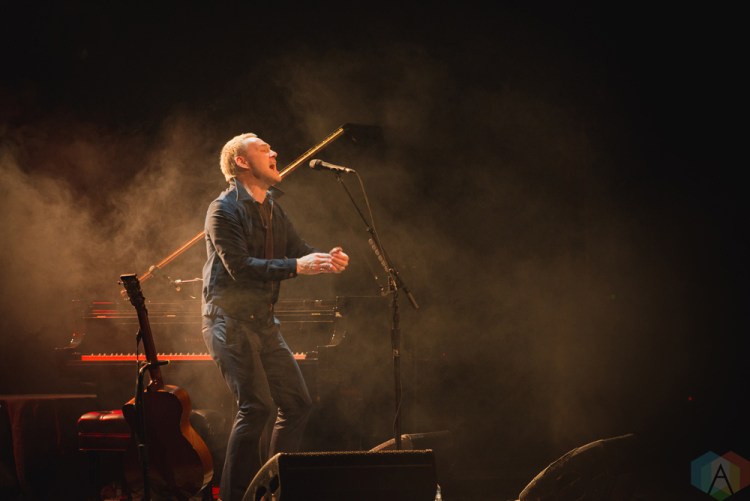 David Gray performs at the Queen Elizabeth Theatre in Toronto on November 22, 2016. (Photo: Adam Horton/Aesthetic Magazine)