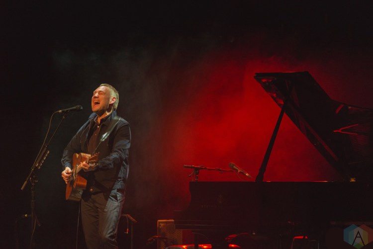 David Gray performs at the Queen Elizabeth Theatre in Toronto on November 22, 2016. (Photo: Adam Horton/Aesthetic Magazine)
