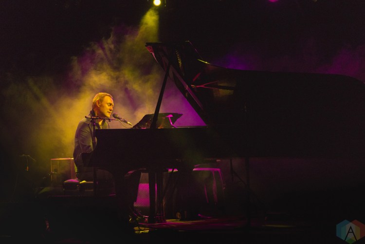 David Gray performs at the Queen Elizabeth Theatre in Toronto on November 22, 2016. (Photo: Adam Horton/Aesthetic Magazine)