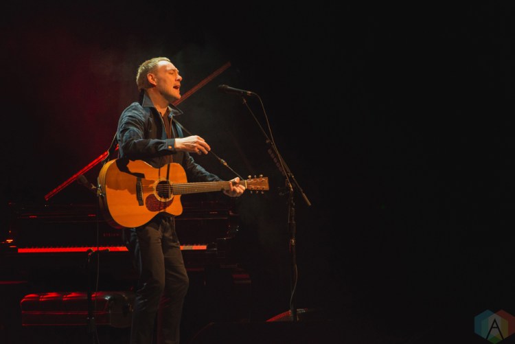 David Gray performs at the Queen Elizabeth Theatre in Toronto on November 22, 2016. (Photo: Adam Horton/Aesthetic Magazine)