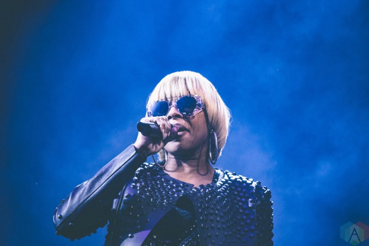 Mary J. Blige performs at the Air Canada Centre in Toronto on November 14, 2016. (Photo: Rick Clifford/Aesthetic Magazine)