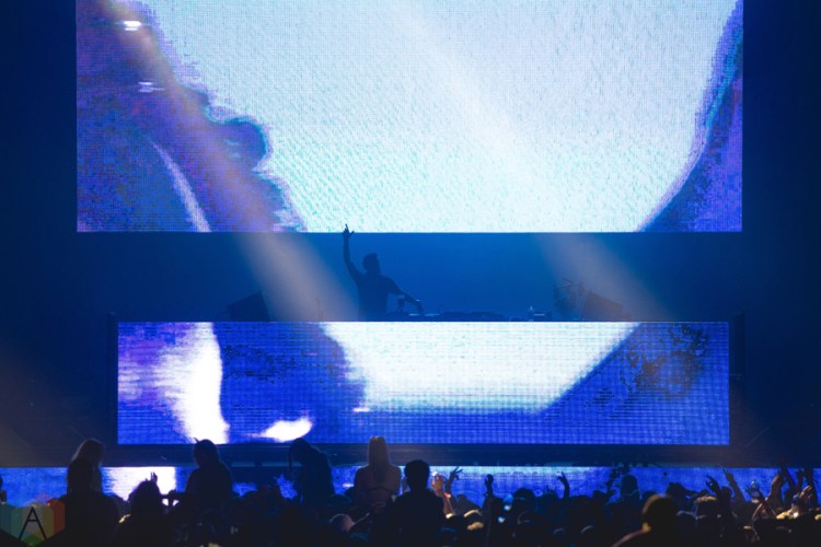 Gareth Emery performs at the Contact Winter Music Festival at BC Place in Vancouver on December 26, 2016. (Photo: Isaac Wray/Aesthetic Magazine)