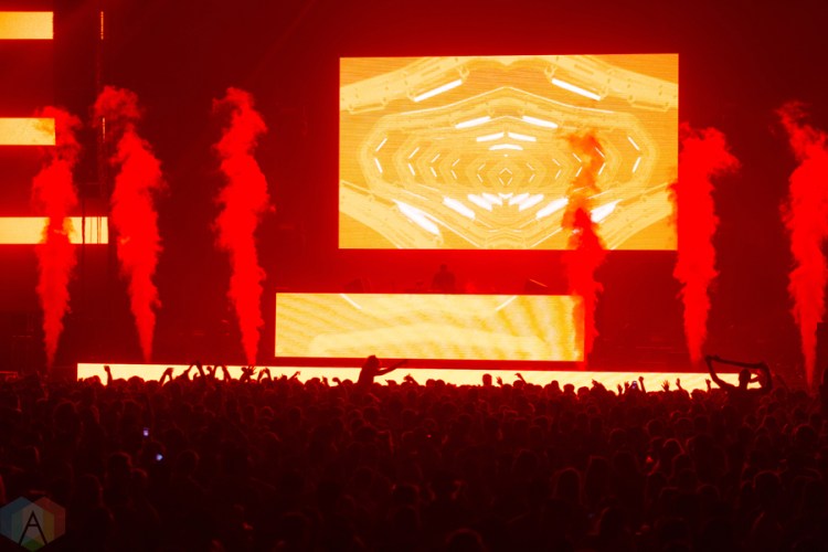 Gareth Emery performs at the Contact Winter Music Festival at BC Place in Vancouver on December 26, 2016. (Photo: Isaac Wray/Aesthetic Magazine)