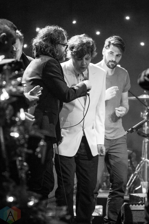 Kevin Drew, Ron Sexsmith, and Tim Baker perform at the 2016 Andy Kim Christmas Concert at the Queen Elizabeth Theatre in Toronto on December 7, 2016. (Photo: Brendan Albert/Aesthetic Magazine)