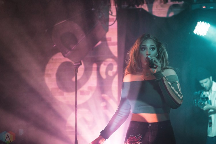 Alina Baraz performs at Velvet Underground in Toronto on March 21, 2017. (Photo: Mike Nguyen/Aesthetic Magazine)