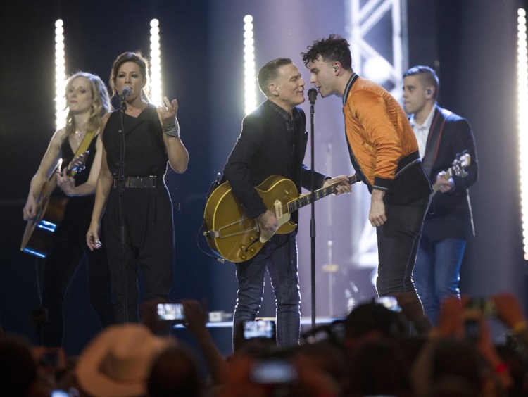 Alessia Cara, members of Billy Talent, The Strumbellas, July Talk, Sarah McLachlin, White Horse and Arkells join Bryan Adams for "Summer of '69" at the 2017 JUNO Awards at the Canadian Tire Centre in Ottawa on April 2, 2017. (Photo: CARAS)