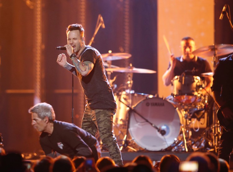 Dallas Smith performs "Side Effects" at the 2017 JUNO Awards at the Canadian Tire Centre in Ottawa on April 2, 2017. (Photo: CARAS)