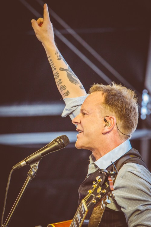 Kiefer Sutherland performs at Stagecoach Festival at the Empire Polo Club in Indio, California on April 30, 2017. (Photo: Erik Voake)