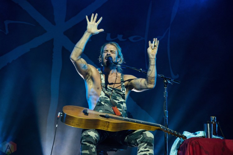 Xavier Rudd performs at Hillside Festival on July 16, 2017. (Photo: Morgan Hotston/Aesthetic Magazine)