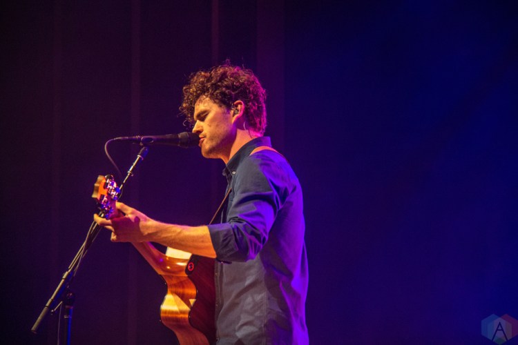 Vance Joy performs at Vogue Theatre in Vancouver on September 27, 2017. (Photo: Emily Chin/Aesthetic Magazine)