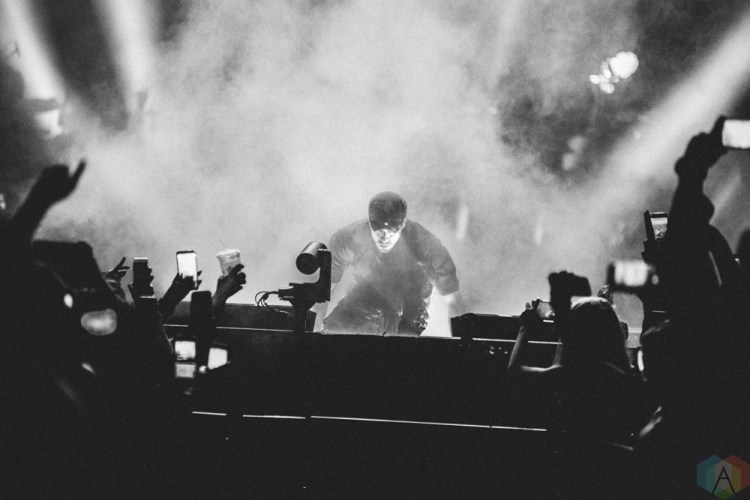 TORONTO, ONTARIO - OCTOBER 14: Enrique Iglesias performs at Air Canada Centre in Toronto on October 14, 2017. (Photo: Stephan Ordonez/Aesthetic Magazine)