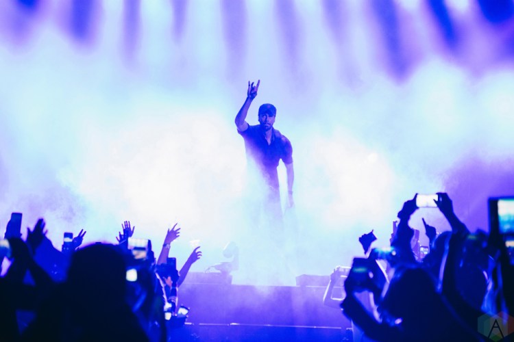TORONTO, ONTARIO - OCTOBER 14: Enrique Iglesias performs at Air Canada Centre in Toronto on October 14, 2017. (Photo: Stephan Ordonez/Aesthetic Magazine)
