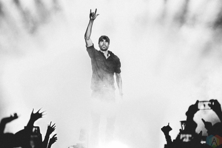 TORONTO, ONTARIO - OCTOBER 14: Enrique Iglesias performs at Air Canada Centre in Toronto on October 14, 2017. (Photo: Stephan Ordonez/Aesthetic Magazine)