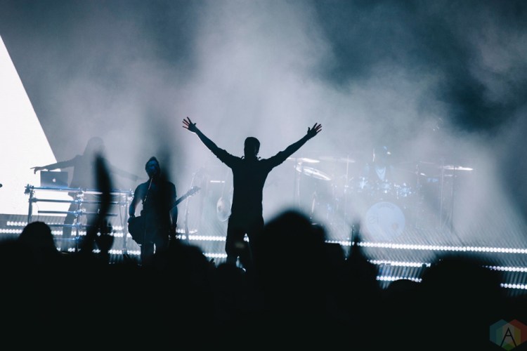 TORONTO, ONTARIO - OCTOBER 14: Enrique Iglesias performs at Air Canada Centre in Toronto on October 14, 2017. (Photo: Stephan Ordonez/Aesthetic Magazine)