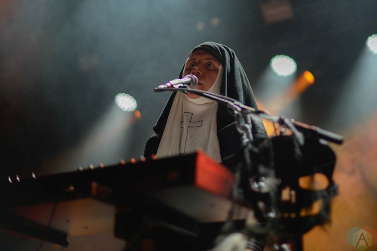 BROOKLYN, NY - OCTOBER 28: Raener performs at Brooklyn Steel in Brooklyn, New York on October 28, 2017. (Photo: Bryceson Center/Aesthetic Magazine)