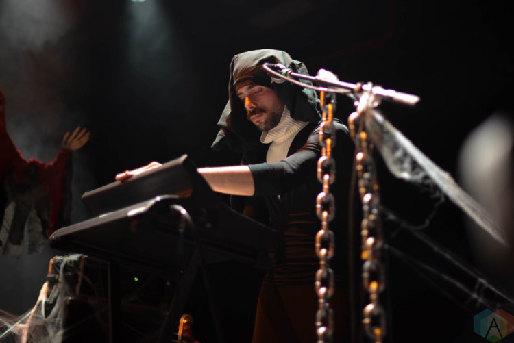 BROOKLYN, NY - OCTOBER 28: Raener performs at Brooklyn Steel in Brooklyn, New York on October 28, 2017. (Photo: Bryceson Center/Aesthetic Magazine)