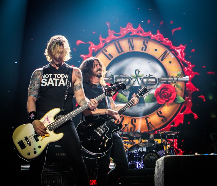TULSA, OK - NOVEMBER 14: Dave Grohl of Foo Fighters joins Guns N' Roses on stage at the BOK Center in Tulsa, OK on November 14, 2017. (Photo: Katarina Benzova)