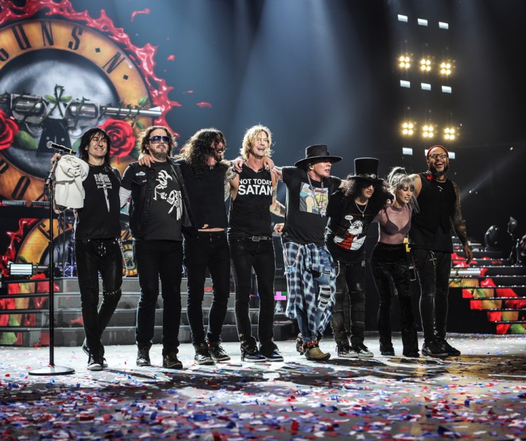 TULSA, OK - NOVEMBER 14: Dave Grohl of Foo Fighters joins Guns N' Roses on stage at the BOK Center in Tulsa, OK on November 14, 2017. (Photo: Katarina Benzova)