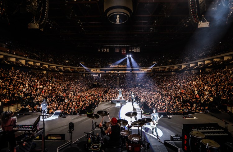 TULSA, OK - NOVEMBER 14: Dave Grohl of Foo Fighters joins Guns N' Roses on stage at the BOK Center in Tulsa, OK on November 14, 2017. (Photo: Katarina Benzova)