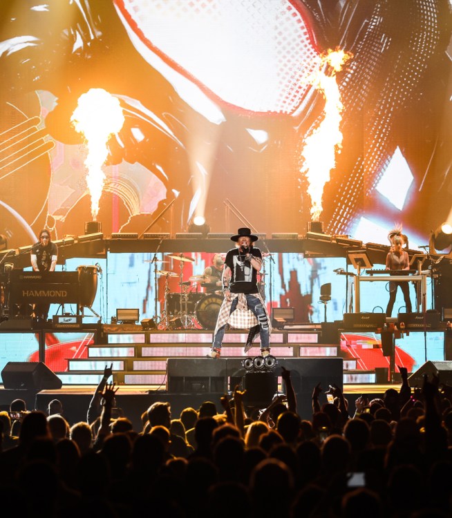 TULSA, OK - NOVEMBER 14: Dave Grohl of Foo Fighters joins Guns N' Roses on stage at the BOK Center in Tulsa, OK on November 14, 2017. (Photo: Katarina Benzova)