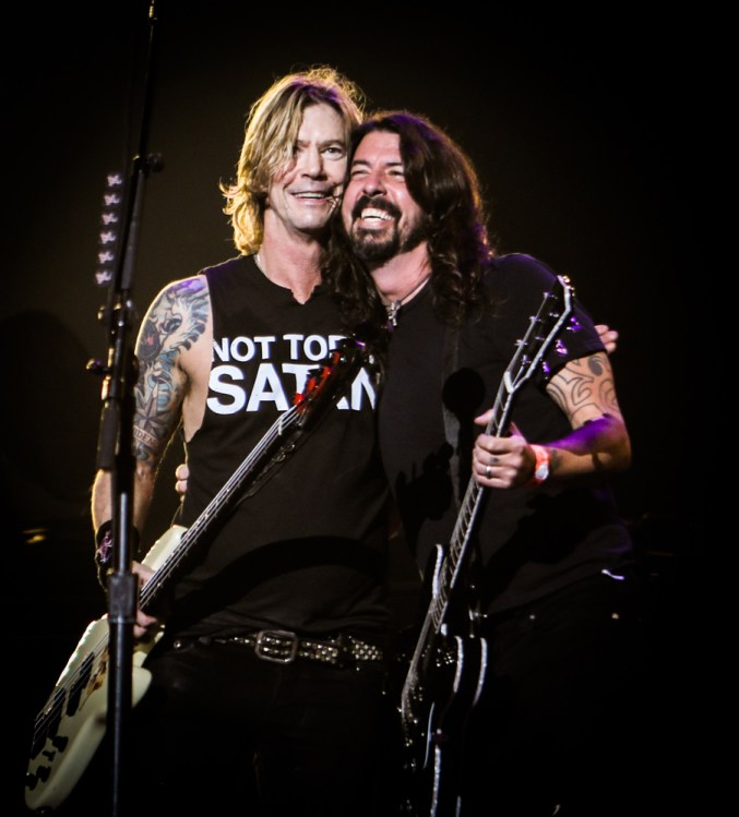 TULSA, OK - NOVEMBER 14: Dave Grohl of Foo Fighters joins Guns N' Roses on stage at the BOK Center in Tulsa, OK on November 14, 2017. (Photo: Katarina Benzova)