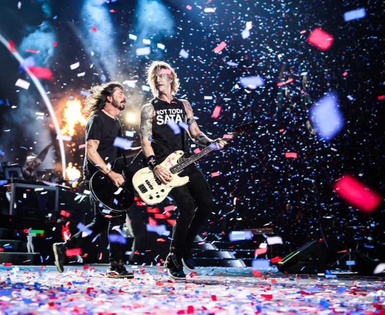 TULSA, OK - NOVEMBER 14: Dave Grohl of Foo Fighters joins Guns N' Roses on stage at the BOK Center in Tulsa, OK on November 14, 2017. (Photo: Katarina Benzova)