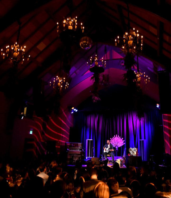 SAN FRANCISCO, CA - NOVEMBER 6: Eddie Vedder performs at The Chapel in San Francisco, California on November 6, 2017. (Photo: Kevin Winter/Getty)