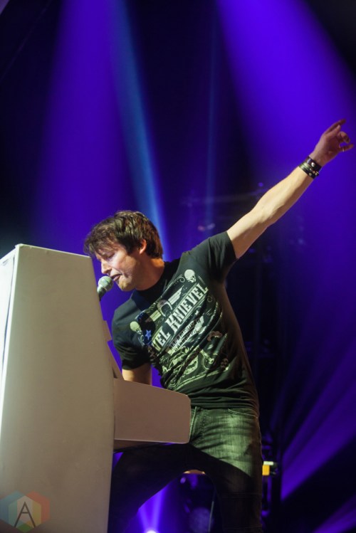 LONDON, UK - NOVEMBER 23: James Blunt performs at Eventim Apollo in London, UK on November 23, 2017. (Photo: Graham Berry/Aesthetic Magazine)