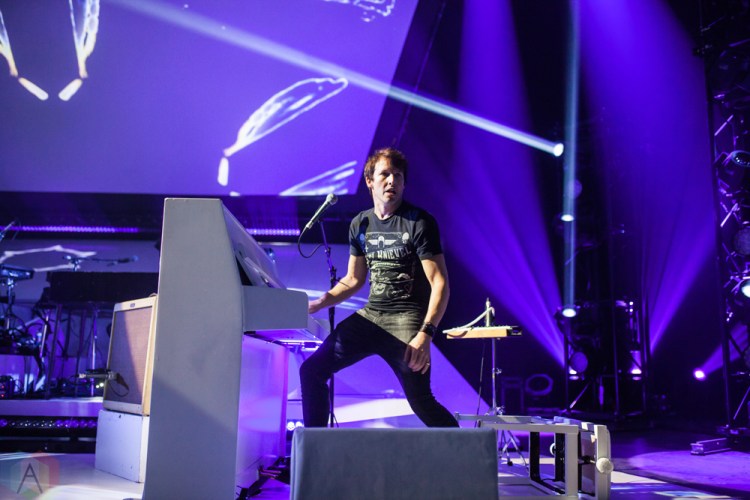 LONDON, UK - NOVEMBER 23: James Blunt performs at Eventim Apollo in London, UK on November 23, 2017. (Photo: Graham Berry/Aesthetic Magazine)