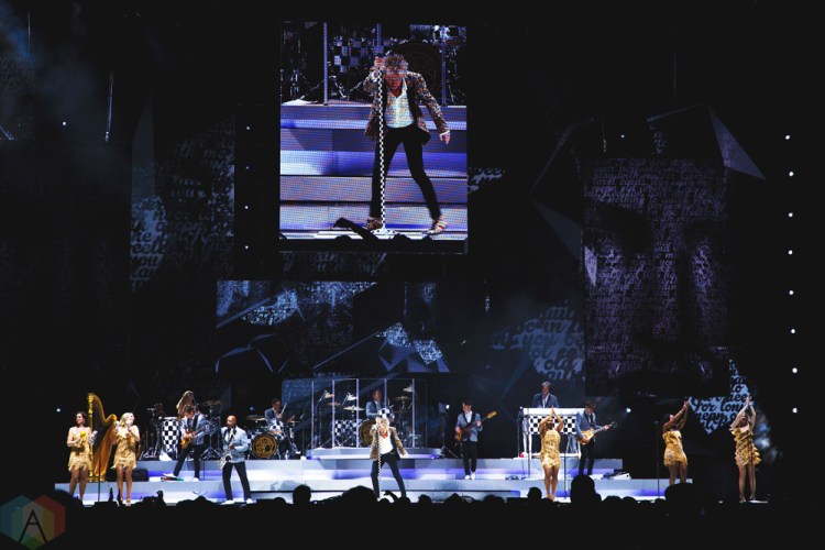 TORONTO, ON - MARCH 22: Rod Stewart performs at Air Canada Centre in Toronto on March 22, 2018. (Photo: Adam Harrison/Aesthetic Magazine)