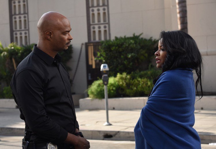 LETHAL WEAPON: Pictured L-R: Damon Wayans and Keesha Sharp in the "Diggin Up Dirt" episode of LETHAL WEAPON. (Photo: Ray Mickshaw/FOX)