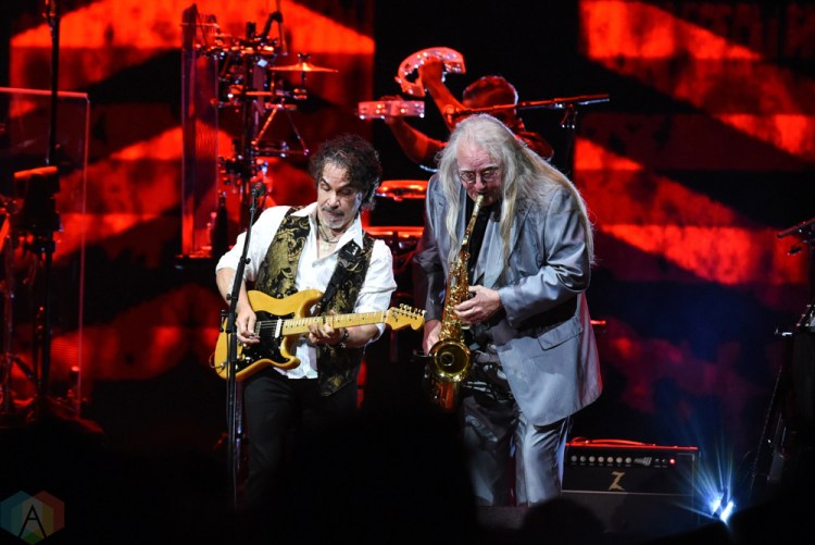 TORONTO, ON - JUNE 05: Daryl Hall and John Oates perform at Air Canada Centre in Toronto on June 05, 2018. (Photo: Jaime Espinoza/Aesthetic Magazine)