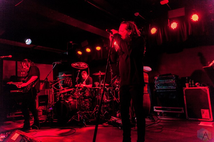 MANCHESTER, UK - JUNE 06: Jonathan Davis performs at Manchester Club Academy in Manchester, UK on June 06, 2018. (Photo: Priti Shikotra/Aesthetic Magazine)