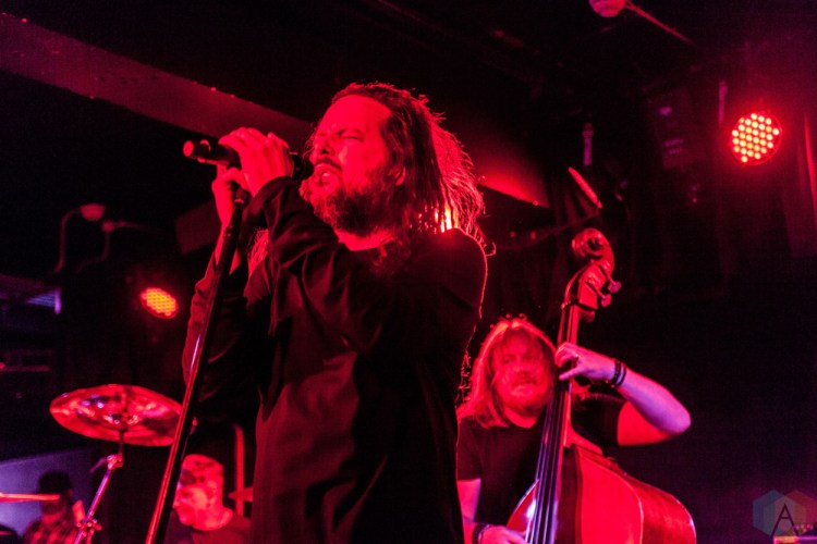MANCHESTER, UK - JUNE 06: Jonathan Davis performs at Manchester Club Academy in Manchester, UK on June 06, 2018. (Photo: Priti Shikotra/Aesthetic Magazine)