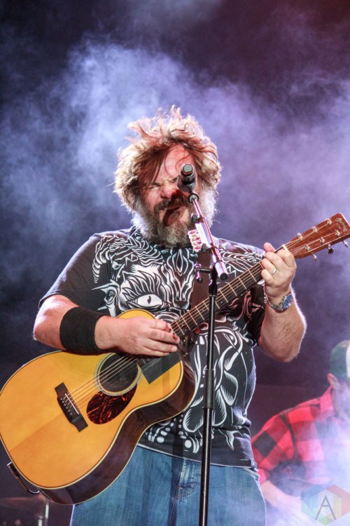 SAN BERNARDINO, CA - OCTOBER 06: Tenacious D performs at Cal Jam at Glen Helen Regional Park in San Bernardino, California on October 06, 2018. (Photo: James Alvarez/Aesthetic Magazine)
