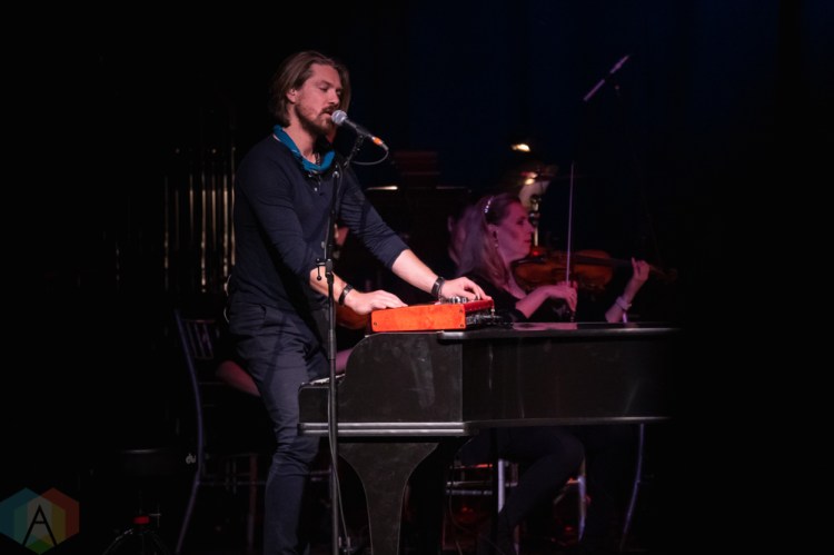 TORONTO, ON - NOVEMBER 20: Hanson performs at Queen Elizabeth Theatre in Toronto on November 20, 2018. (Photo: Adam Horton/Aesthetic Magazine)